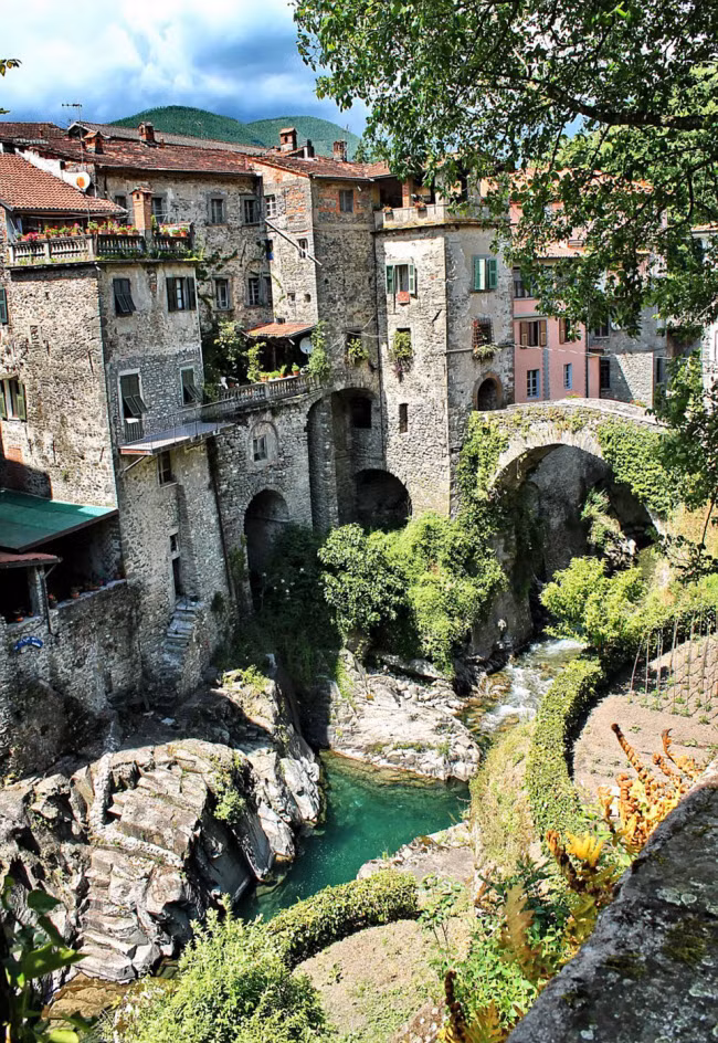 Ngôi làng Bagnone nằm trên những ngọn đồi tại vùng Tuscany, Italia, với những ngôi nhà bằng đá dọc dòng sông nhỏ.