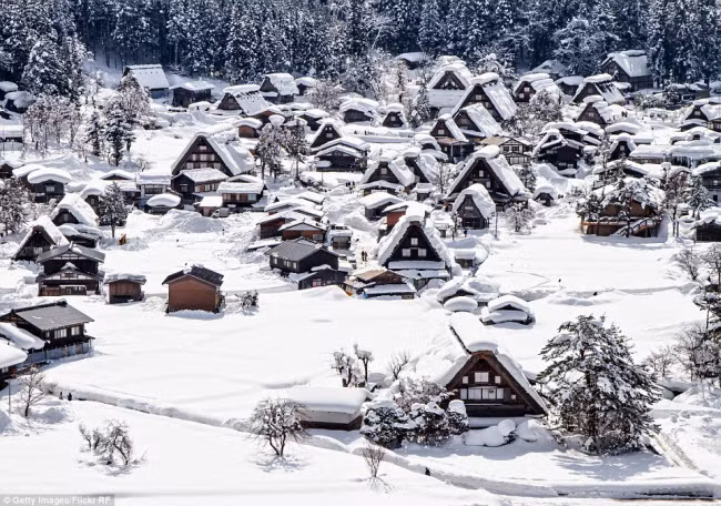 Với những ngôi nhà hình tam giác, ngôi làng hẻo lánh Shirakawa-go ở Nhật Bản đã được tổ chức UNESCO công nhận là di sản thế giới.