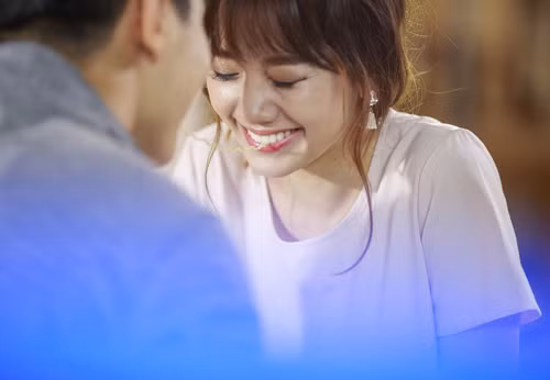 Ban đầu, cả hai tỏ ra khá ngại ngùng, e dè khi diễn cảnh tình cảm.