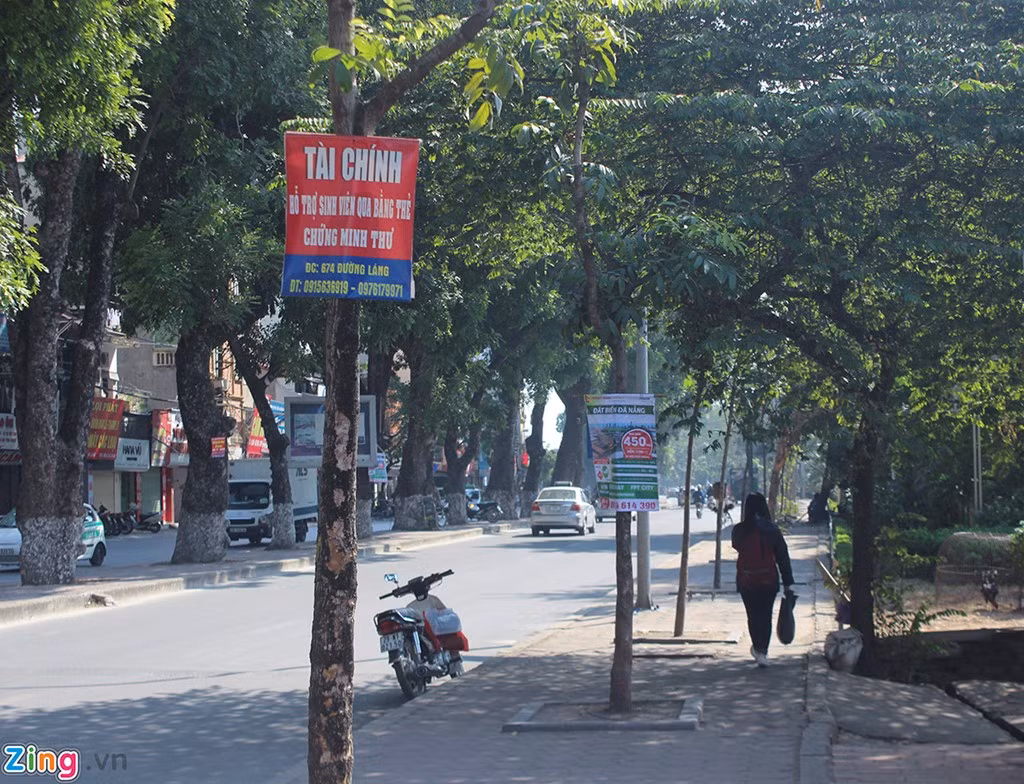 Trên phố “cầm đồ” Láng (quận Đống Đa), không khó để thấy những thông báo mời vay tín dụng đen.