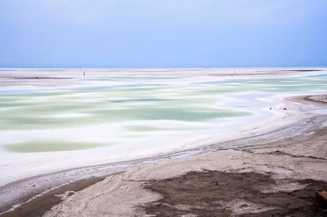 Hồ Chaka thực chất là một cánh đồng muối lớn với diện tích dài 9km và rộng 15 km. Vào mùa khô, hồ có kích cỡ nhỏ hơn và chỉ mở rộng tới diện tích tối đa vào mùa mưa.