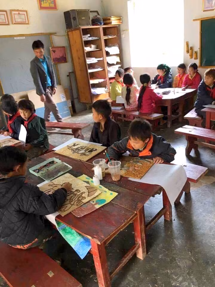 Đầu năm học 2014-2015, CLB Mỹ thuật được thành lập với mục đích rèn luyện kỹ năng cơ bản về vẽ, trang trí, tạo sản phẩm địa phương.