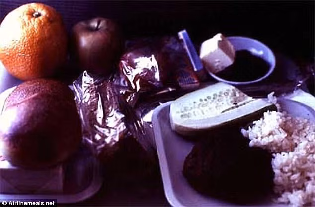 Hành khách hạng phổ thông trên chuyến bay từ Khabarovsk Novy tới Irkutsk của hãng Aeroflot năm 1971 còn được thưởng thức trứng cá muối. Ngoài ra, suất ăn còn có bánh nhân thịt, cơm, dưa chuột, hoa quả, bánh mì đen và bơ.