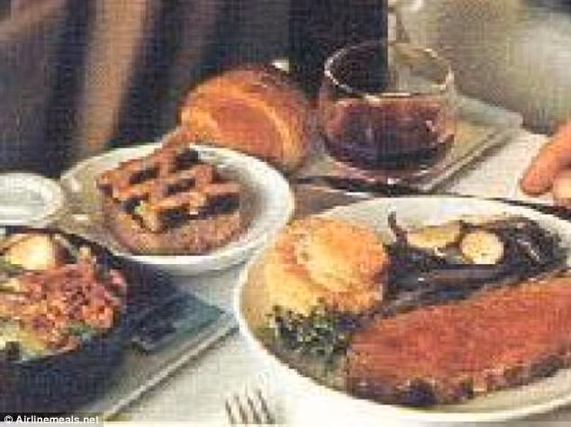 Bay từ Dallas tới Honolulu với hãng Braniff vào năm 1971, du khách sẽ được thưởng thức bò nước, khoai tây, đậu, hạt dẻ, salad và bánh ngọt. Khách khoang phổ thông cũng được dùng đồ sứ đẹp.