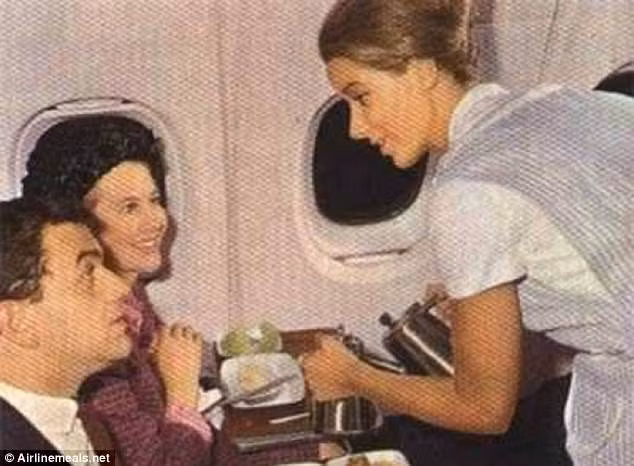 Một tiếp viên hàng không của hãng British European Airlines phục vụ trà trên chuyến bay năm 1970.