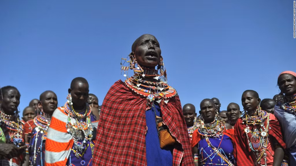 Bộ tộc Maasai, Đông Phi: Nước bọt là một phần quan trọng trong đời sống của người Maasai ở Đông Phi. Loại dịch cơ thể này được coi là phước lành, tinh hoa của con người và việc nhổ nước bọt lên người khác là lời ban phước. Khi trẻ con ra đời, người trong bộ tộc sẽ nhổ nước bọt lên chúng để cầu mong chúng có cuộc sống may mắn. Khi có người đi xa, các bô lão sẽ nhổ lên đầu họ để chúc họ bình yên, an toàn. Ảnh: CNN.