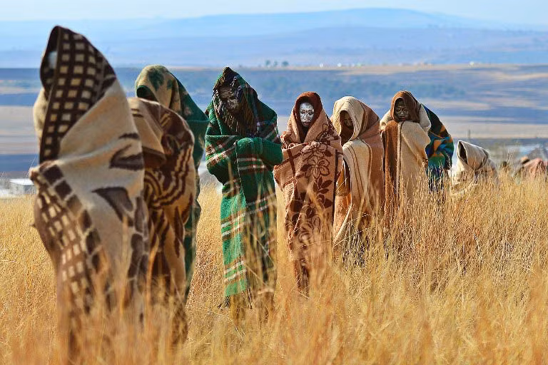 Bộ tộc Xhosa, Nam Phi: Khi đến tuổi trưởng thành, nam thanh niên tộc Xhosa sẽ phải trải qua một nghi lễ khắc nghiệt. Trước hết, họ sẽ được cắt bao quy đầu theo phương pháp truyền thống, sau đó phải rời khỏi làng với khuôn mặt bôi đất sét trắng, trùm chăn và đem theo ít đồ dùng thiết yếu. Họ phải sống trong khu dành riêng cho nghi lễ này và tự xoay xở trong hai tháng. Khi trở về, các chàng trai được công nhận là người trưởng thành và nhận một chiếc chăn mới. Ảnh: Voices of Africa.