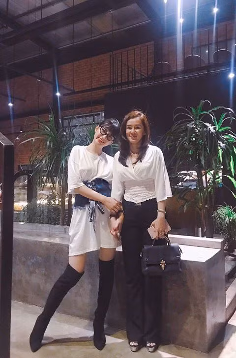 Mới đây, trên trang facebook cá nhân của mình, Angela Phương Trinh có đăng tải hình ảnh chụp chung với mẹ kèm dòng trạng thái đầy tự hào. "Hai mẹ con đi chơi mà người ta tưởng hai chị em không thôi vì trong lòng Trinh mẹ quá trẻ và đẹp" - Angela Phương Trinh viết.