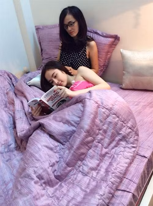 Cùng ngắm những khoảnh khắc Angela Phương Trinh bên người mẹ mà cô luôn tự hào: