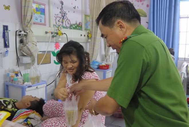 Cong an phuong nau chao cho benh nhan ngheo ngay giap Tet