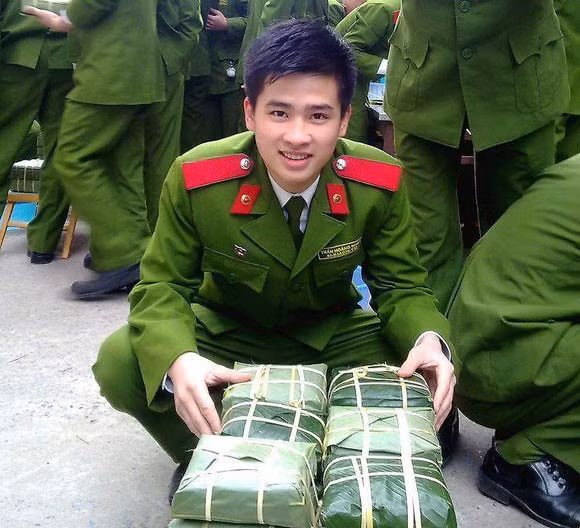 Trần Hoàng Nhật từng gây xôn xao với hình ảnh người chiến sĩ công an ngồi bên xấp bánh chưng xanh. Ngay sau khi bức ảnh này được chia sẻ và lan truyền, Hoàng Nhật đã ngay lập tức gây ấn tượng bởi khuôn mặt ưa nhìn và nụ cười cuốn hút, danh tính của anh chàng cũng được cư dân mạng tích cực “truy lùng”.