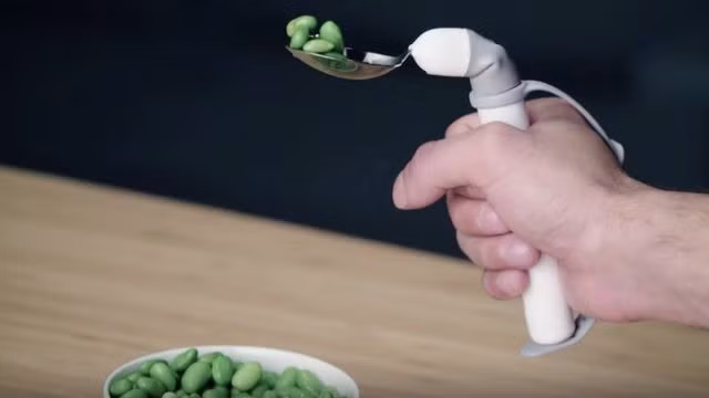 Thiết bị hỗ trợ ăn uống: Thiết bị Liftware với giá 195 USD sẽ giúp những người bị mắc các chứng bệnh khó khăn trong thao tác ăn uống được dễ dàng hơn. Nhờ những cảm biến, hệ thống sẽ tính toán và vận động khắc chế nhược điểm. Công nghệ tiên tiến này có thể được áp dụng cho thìa, dĩa,...hỗ trợ bệnh nhân liệt một phần hệ thần kinh hay chấn thương dây xương sống, hội chứng Parkinson.