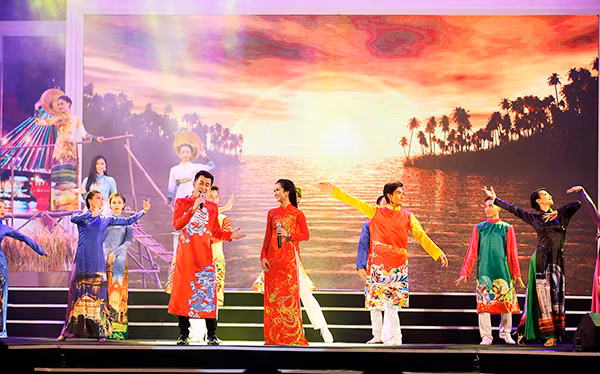Hai ca sĩ điển trai Hồ Trung Dũng và Dương Triệu Vũ lần đầu tiên kết hợp cùng nhau trên sân khấu khi mang đến hình ảnh một đảo ngọc Phú Quốc sống động qua, "Chiều đảo ngọc, Phú Quốc – tình yêu của tôi".