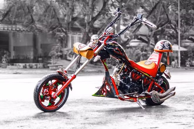 Nguyên bản của chiếc xe độ này là một mẫu môtô dung tích 50cc. Sau nhiều tháng mày mò, tìm kiếm đồ chơi từ nhiều nơi khác nhau, cuối cùng chủ xe cũng hoàn thành một bản độ thực sự tâm đắc. Xe hiện trưng bày trong nhà để thoả mãn ý thích cá nhân và mỗi lần chuyển từ nơi này đến nơi khác, chủ xe đều phải thuê xe chuyên chở.