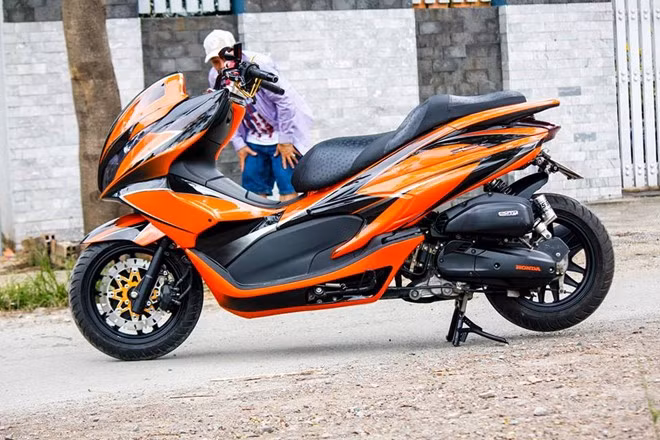 Chiếc Honda PCX nguyên bản đời 2010, thuộc sở hữu của một thành viên câu lạc bộ Honda PCX Hà Nội. Chủ xe từng độ dàn áo với nhiều chi tiết đúc composite ở cánh gà, đuôi và mặt nạ. Sau thời gian sử dụng, dàn vỏ xe xuống cấp nên chủ nhân đã gửi xe vào một xưởng độ ở Sài Gòn để tân trang với màu cam đen bắt mắt.
