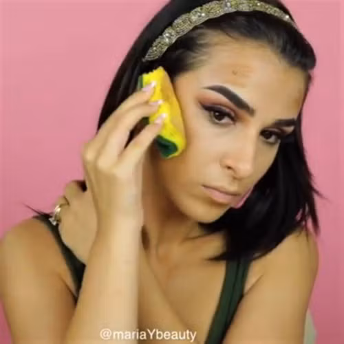 Cô gái đến từ Dallas, Mỹ đăng video ngắn cách sử dụng miếng mút rửa bát để làm đẹp, thu hút hơn 500.000 lượt xem.