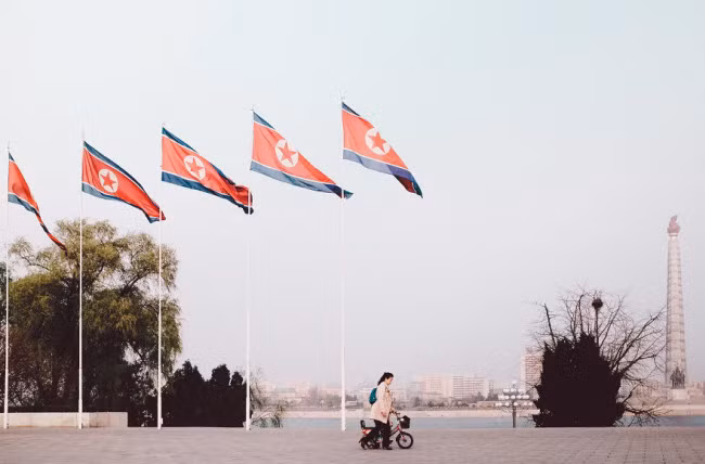 Mẹ giúp con nhỏ đi xe đạp dọc sông Taedong ở Bình Nhưỡng.
