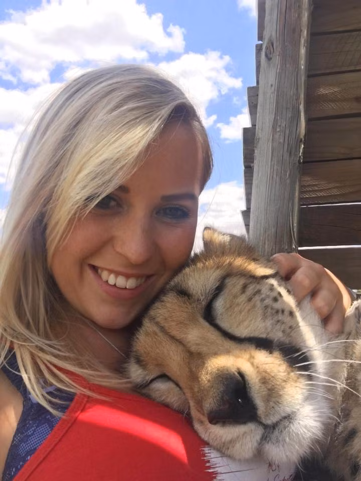 Heather nói: "Khi Dew đến gần tôi, nó thích hôn tôi. Điều đó rất ngọt ngào nhưng cũng rất đau".