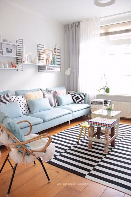Đối với phòng khách, chiếc ghế sofa màu sắc sẽ là lựa chọn hợp lý nhất. Nếu bạn đang sở hữu một chiếc sofa màu trắng, hãy thêm những chiếc gối tựa màu pastel như xanh dương, hồng hay vàng.