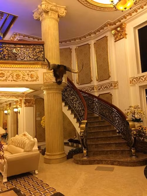 Cầu thang và gác lửng tượng trưng cho núi Ngũ Lĩnh. Hồ Cá trên gác lửng tượng trưng cho Hồ Động Đình. Quần thể Hồ Động Đình, núi Ngũ Lĩnh là một trong những nơi linh thiêng nhất của tộc người Việt cổ. Tất cả đã được khắc hoạ trên mặt trống đồng Ngọc Lũ.
