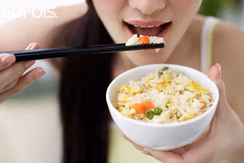 Sự thật, trong bữa cơm cần hạn chế các loại nước, dù là nước canh hay nước lọc. Ảnh minh họa Sự thật, trong bữa cơm cần hạn chế các loại nước, dù là nước canh hay nước lọc. Ảnh minh họa