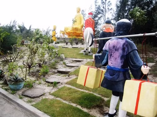 Trong khuôn viên khu lăng mộ, ông Sỹ cho dựng hoạt cảnh thầy trò Đường Tam Tạng trên đường đi thỉnh kinh. “Khi cha tôi còn sống, ông thờ phật và một lòng đi theo đạo Phật. Vì vậy, tôi muốn xây dựng hoạt cảnh này nhằm nhắc nhở con cháu ghi nhớ các giáo lý của Phật pháp như người cha, người ông khi còn sống đã thực hiện”, ông Sỹ chia sẻ.