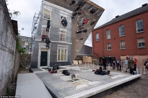 Anh Leandro Erlich cho biết: "Tác phẩm này cho phép mọi người có một trải nghiệm kỳ lạ. Trong cuộc sống đôi khi có những điều không như chúng ta nhìn thấy. Đó chính là ý tưởng cho tác phẩm Ngôi nhà Dalston". Anh Leandro Erlich cho biết: "Tác phẩm này cho phép mọi người có một trải nghiệm kỳ lạ. Trong cuộc sống đôi khi có những điều không như chúng ta nhìn thấy. Đó chính là ý tưởng cho tác phẩm Ngôi nhà Dalston".