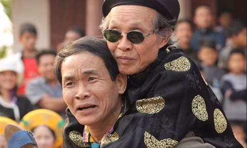 Nghe si Van Toan ke chuyen “ong mot noi, ba mot chon”