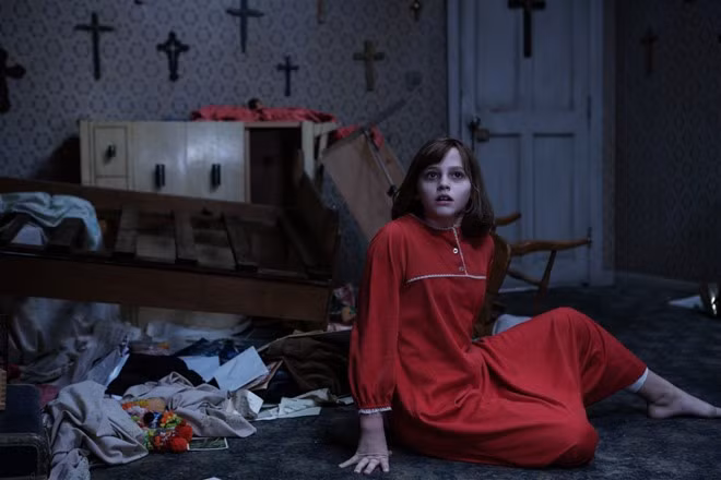 Căn nhà ở Enfield trong The Conjuring 2 (2016): Trong phần hai của The Conjuring mới ra mắt, bối cảnh chính bộ phim là căn nhà kinh dị ở phía Bắc London, Anh. Theo lời kể của bà mẹ Peggy Hodgson, những hiện tượng lạ trong căn nhà bắt đầu từ ngày 30/8/1977. Đêm đó, cô con gái Janet nói với bà rằng chiếc giường của lũ nhóc liên tục bị rung lắc.
