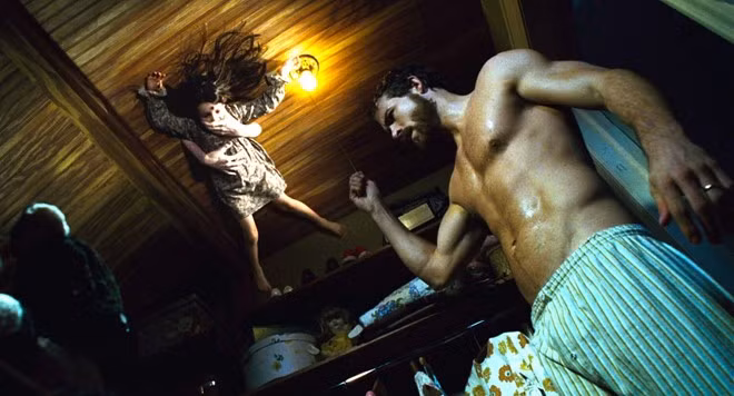 Ngôi nhà Amityville trong The Amityville Horror (1979): Đây là ngôi nhà ma được đưa lên màn ảnh nhiều nhất với khoảng 14 phim, trải dài từ năm 1979 tới 2016. Tập phim gốc năm 1979 được thực hiện dựa trên cuốn sách The Amityville Horror: A True Story (1976), kể về trải nghiệm kinh hoàng 28 ngày trong căn nhà ma của George và Kathy Lutz.