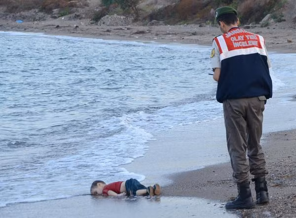 Bức ảnh chụp cậu bé 3 tuổi Aylan Kurdi chết trên bờ biển gần khu nghỉ dưỡng Bodrum, Thổ Nhĩ Kỳ trở thành hình ảnh đại diện cho những hành trình tị nạn đầy khắc nghiệt của người dân Syria khiến cả thế giới bàng hoàng giật mình nhìn lại những chuyện đang xảy ra ở vùng biên giới Châu Âu.
