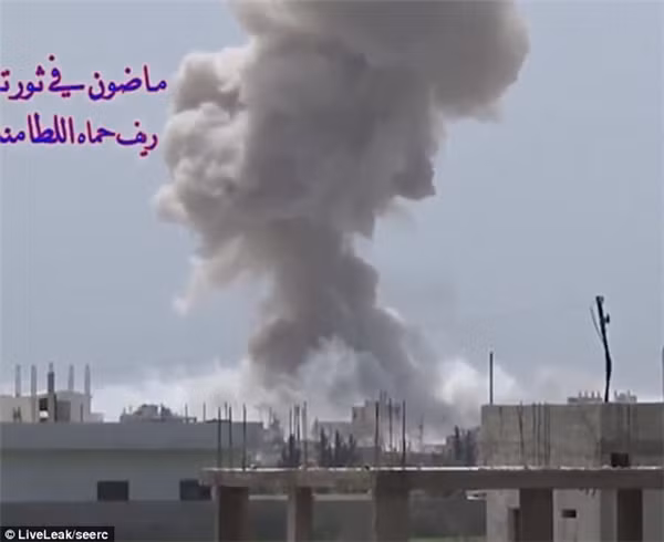 Mới đây, một quả bom dù thả đã được ném xuống thành phố Al-Lataminah thuộc Syria gây nên thêm một cảnh tượng hỗn loạn và tang thương tại đất nước này. Người đàn ông đã ghi lại clip cũng liên tục cầu nguyện cho các nạn nhân chịu ảnh hưởng của vụ ném bom.