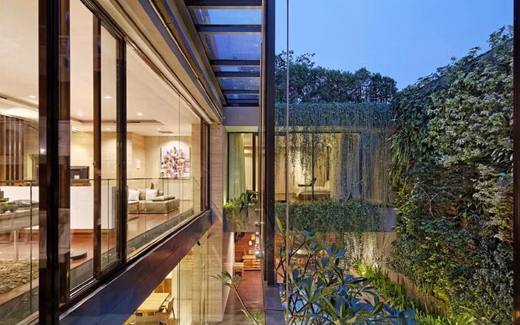 Các khung kính được thiết kế bằng gỗ và kim loại có hoa văn nổi tạo nên sự độc đáo cho ngôi nhà.
