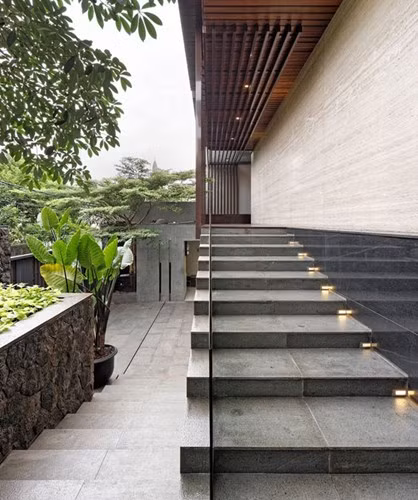 Sự thông suốt liên tục kéo dài từ lối vào từ phía cầu thang chính tạo cảm giác mở cho không gian của ngôi nhà.