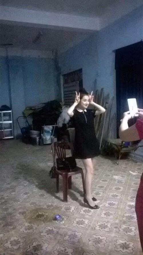 Một bức ảnh khác chụp lại khoảnh khắc Nhã Phương đang tạo dáng nhí nhảnh trong một gian nhà, có cùng màu sơn giống hệt như bức ảnh trên. Đặc biệt, Nhã Phương trong bức ảnh này cũng diện chiếc đầm suông màu đen. Các yếu tố hợp lại khiến fan “chắc nịch” cô nàng đã bí mật về thăm nhà bạn trai ở Quảng Nam. Một fan nữ còn lên tiếng khẳng định đã gặp và được chụp với cả Nhã Phương lẫn Trường Giang tại Tam Kỳ - Quảng Nam. Fan này cũng khoe luôn hình ảnh chứng minh.