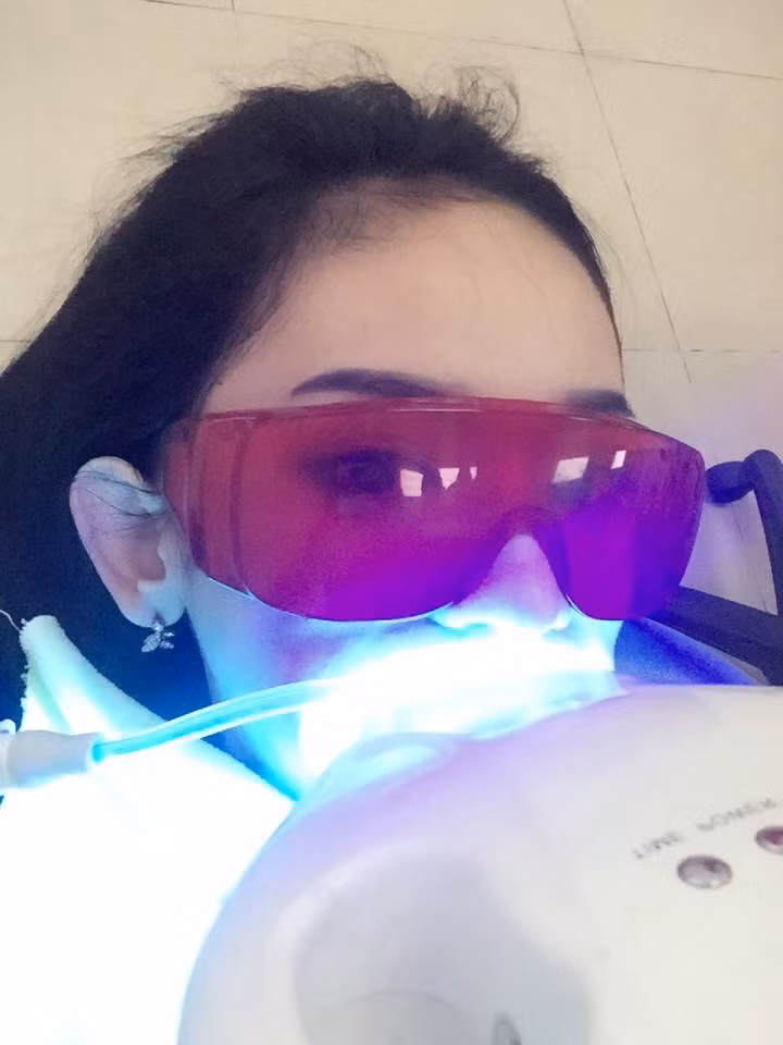 Thúy Vi hài hước "Thấy tui giống siêu nhân điện quang không?".