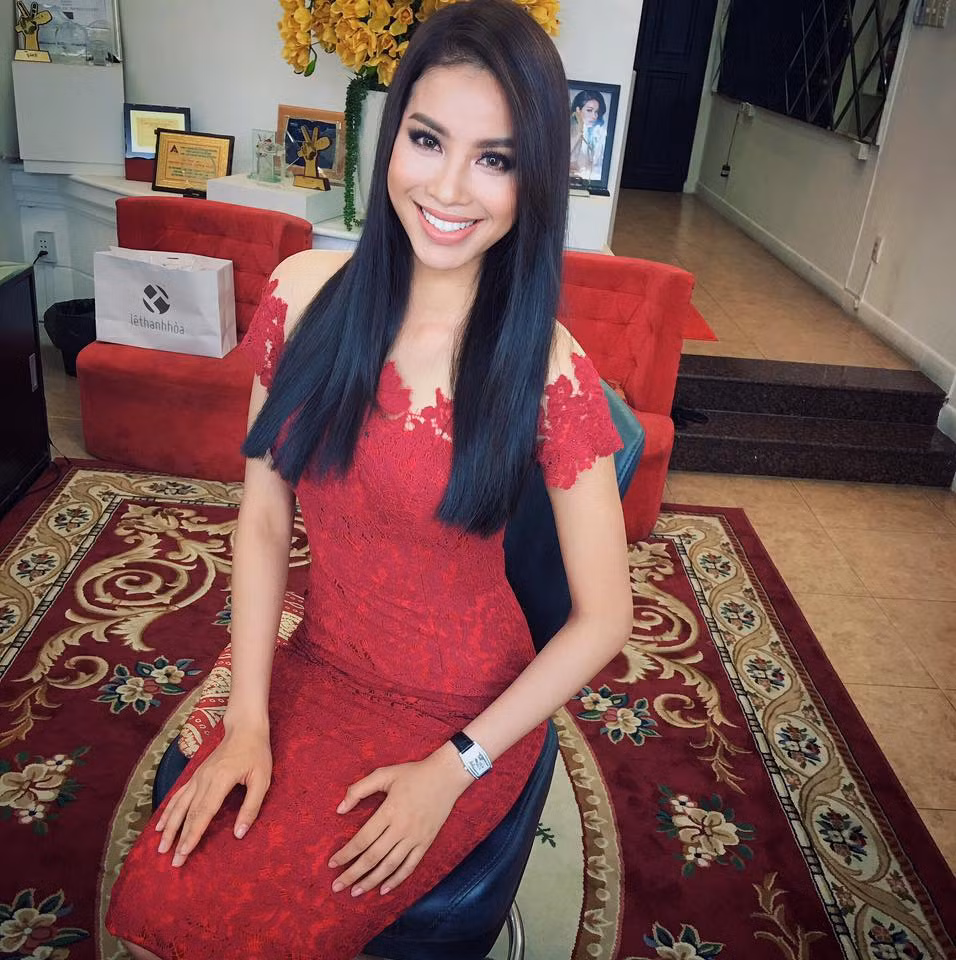 Hoa hậu Phạm Hương "Lại trở về với màu đỏ may mắn".