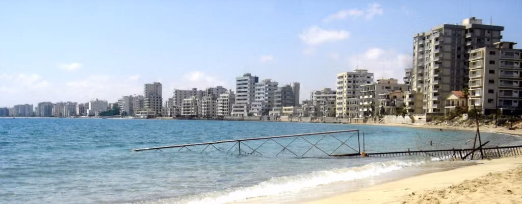 Varosha, Cyprus: Khu nghỉ dưỡng dành cho giới nhà giàu và nổi tiếng này giờ đã trở nên hoang vắng. Các khách sạn sang trọng đổ nát, bị thiên nhiên xâm lấn. Ảnh: Sometimesinteresting.