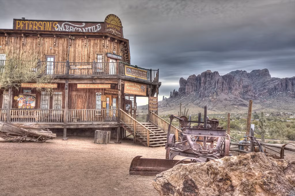 Goldfield, Arizona, Mỹ: Nằm trên một ngọn đồi nhỏ giữa núi Superstition và Goldfield, khu dân cư này hình thành từ năm 1892 khi quặng vàng được phát hiện ở khu vực. Thị trấn bỏ hoang từng phát triển cực thịnh, với dân số 1.500 người. Nhưng sau 5 năm, thị trấn đã bị bỏ hoang do nguồn vàng cạn kiệt. Ảnh: Travel Bugster.