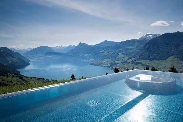 Cambrian Adelboden, Thụy Sĩ Kỳ diệu và hấp dẫn, hồ bơi này sẽ cho bạn đắm mình trong phong cảnh hoàn hảo của dãy núi Alps ở Thụy Sĩ. Với vị trí được bao quanh bởi các dãy núi, hồ bơi này cho du khách một cảm giác mà họ sẽ không thể trải nghiệm ở nơi khác. Đừng sợ lạnh vì hồ bơi ngoài trời ở đây được phun nước nóng nên bạn thoải mái tận hưởng không khí huyền diệu.