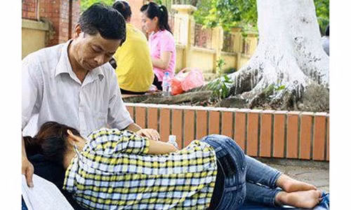 Co gai trong buc anh bo trong con ngu khi thi DH gio ra sao?