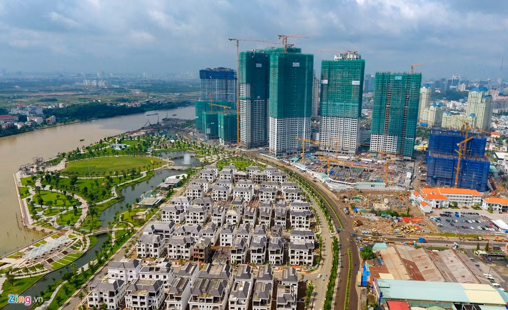 1. Vinhomes Central Park là dự án bất động sản lớn đầu tiên của Vingroup tại TP.HCM tọa lạc ở vị trí đắc địa tại khu vực Tân Cảng (quận Bình Thạnh). Tổ hợp khu đô thị phức hợp này có diện tích gần 44 ha, với tổng mức đầu tư khoảng 30.000 tỷ đồng, dự kiến hoàn thành tổng thể vào năm 2017. Các phân khu chính gồm khu căn hộ và biệt thự cao cấp, khu văn phòng cho thuê và căn hộ dịch vụ, khu trung tâm thương mại cùng các khu tiện ích khác. Ảnh: Anh Tuấn