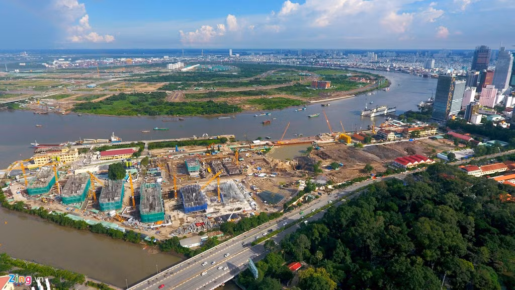 Riêng cung đường 6 km ven sông Sài Gòn, kéo dài từ Ung Văn Khiêm (quận Bình Thạnh) đến bến Vân Đồn (quận 4) có một loạt dự án, tạo nên nguồn cung lớn cho phân khúc căn hộ cao cấp ở TP.HCM, với trên 20.000 sản phẩm. Ảnh: Anh Tuấn
