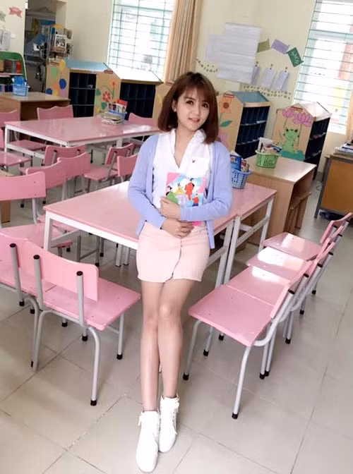 Khi lên lớp, cô vẫn giữ nguyên style tinh nghịch yêu thích. Ly cho rằng giáo viên không có nghĩa là ngày ngày phải đóng bộ "kín cổng cao tường". Vì thế cô nàng thường chọn những váy áo năng động nhưng vẫn lịch sự, phù hợp môi trường giáo dục.