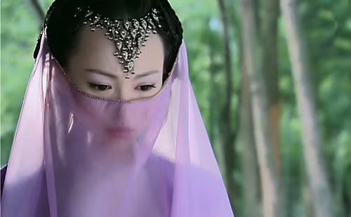 Cảnh ngụy trang: Tình huống hay xảy ra trong phim là cảnh giai nhân/tài tử đeo mặt nạ che giấu thân phận. Họ chỉ sử dụng tấm mạng che mặt mỏng tang đã có thể che mắt thế gian?