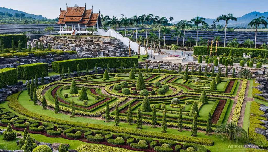 Sau chuyến du lịch quốc tế, bà Nongnooch ấn tượng với vẻ đẹp của những khu vườn nổi tiếng khắp thế giới, và quyết định biến vườn cây ăn trái thành một khu vườn nhiệt đới đầy hoa và cây cảnh. Ảnh: Nongnoochtropicalgarden.
