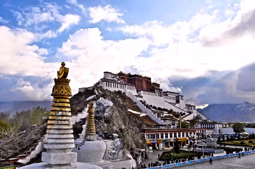 Cung điện Potala đôi khi được gọi là núi Phổ Đà thứ 2, bởi người ta tin rằng các vị thần đã đi qua, trú ngụ trong cung điện và ban phước lành cho những người ghé thăm. Potala là cung điện được xây ở độ cao nhất thế giới, vì thế nó cũng gần với các vị thần hơn.
