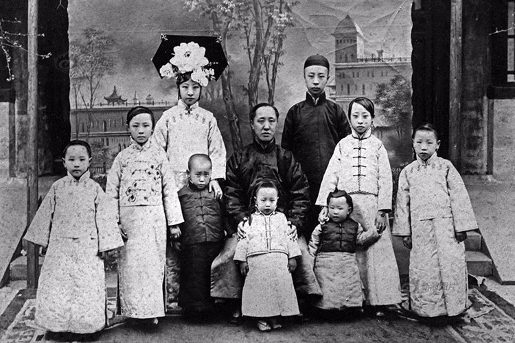 Tải Phong được triều đình phong làm Nhiếp Chính Vương để phò tá triều chính cho con trai còn nhỏ dại. Đây là bức ảnh Tải Phong chụp chung với các con. Hàng sau bên trái lần lượt là: Uẩn Anh (con gái lớn), Tải Phong, Phổ Nghi. Hàng trên từ trái sáng: Uẩn Hinh (con gái thứ 5), Uẩn Dĩnh (con gái thứ 3), Phổ Nhiệm (con trai thứ 4), Uẩn Ngu (con gái thứ 6), Uẩn Hoan (con gái thứ 7), Uẩn Hòa, Uẩn Nhàn.
