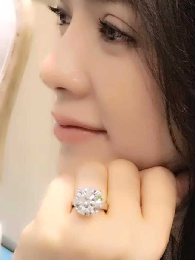 Chiếc nhẫn 100 tỷ gây xôn xao của Lý Nhã Kỳ.