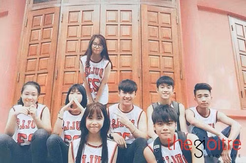 Đi chơi với bạn bè cùng tuổi, anh chàng dường như nổi bật nhất trong đám. Cậu bạn 10X rất hay bị nhận nhầm tuổi: "Mọi người thường nghĩ mình là một 9x hơn. Khi mình công bố tuổi thật có khá nhiều người tỏ ra hoài nghi. Có khá nhiều chị lớn tuổi còn tỏ tình với mình vì không nghĩ mình ít tuổi tới vậy (cười)".